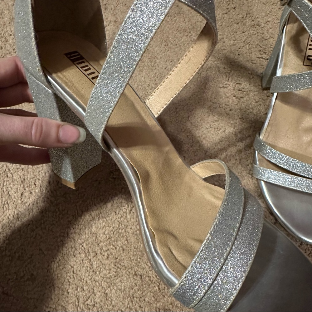 Silver heels - Picture 2 of 6